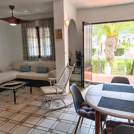 Nyaraló Con Vistas A La Piscina