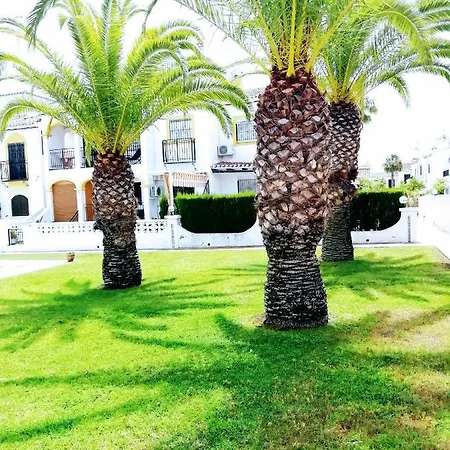 Con Vistas A La Piscina בית נופש